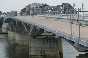 Bridge of Pirmil in oak wood and anti-skid resin 